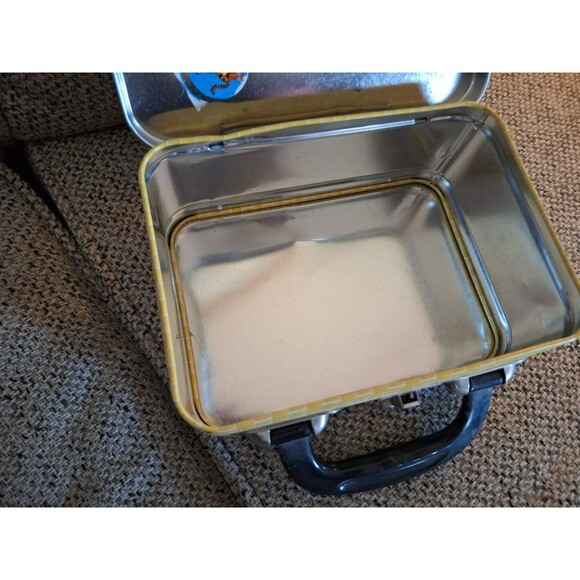 Wizard of Oz Tin Tote Small Lunch Box Tin Man, Cowardly Lion, Scarecrow, Dorothy - Picture 6 of 7